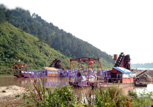 挖鐵砂、挖金兩用船